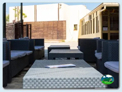Zona de descanso con muebles de mimbre y teraza del Camping Los Escullos, Almería (Almería)