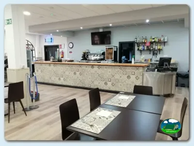 Restaurante y bar con barra y mesas del Camping Los Escullos, Almería (Almería)