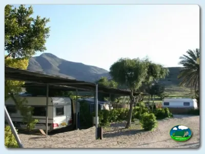 Parcela con mobil-home y vistas a la montaña del Camping Los Escullos, Almería (Almería)