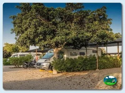 Parcela con mobil-home y sombra de árbol del Camping Los Escullos, Almería (Almería)