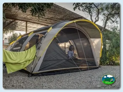 Tienda de acampada con vestidor del Camping Los Escullos, Almería (Almería)