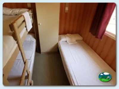 Tienda de acampada interior con camas individuales del Camping Los Escullos, Almería (Almería)