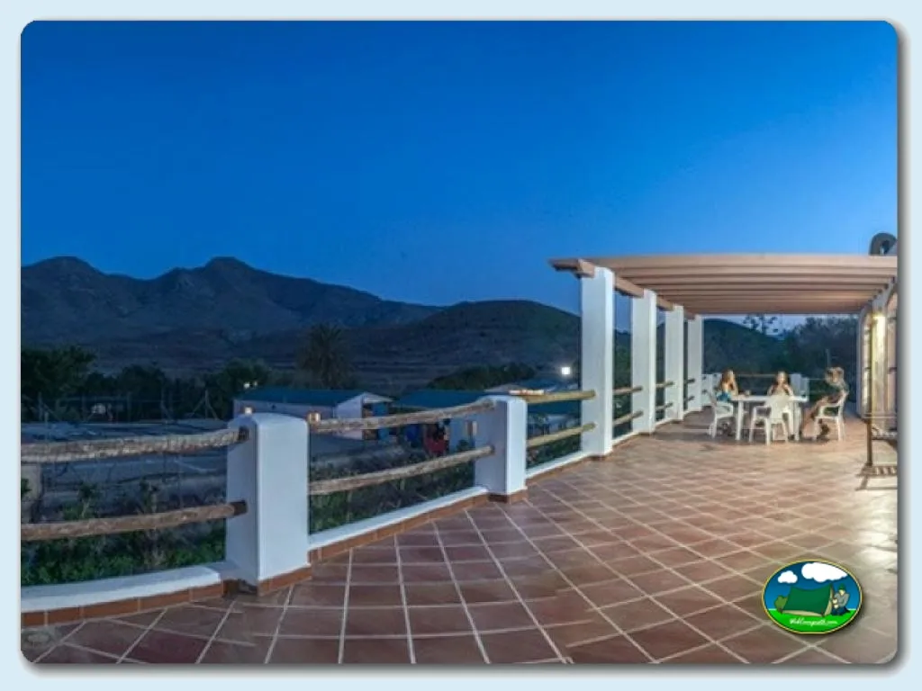 Restaurante con vistas a la montaña al atardecer del Camping Los Escullos, Almería (Almería)