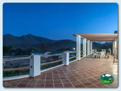 Restaurante con vistas a la montaña al atardecer del Camping Los Escullos, Almería (Almería)