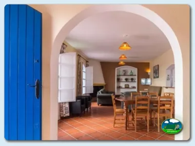 Glamping interior con sala de estar y comedor del Camping Los Escullos, Almería (Almería)