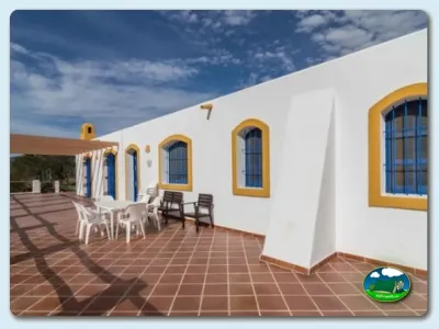 Bungalow blanco con terraza y vistas al entorno del Camping Los Escullos, Almería (Almería)