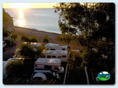 Parcelas junto al mar al atardecer del Camping La Garrofa, Almería (Almería)