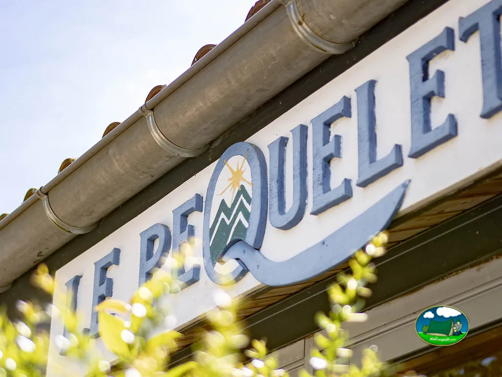 primer plano del rótulo Le Pequelet en el alero del edificio