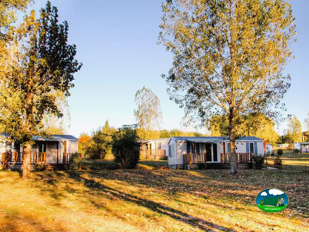 mobile homes entre árboles con luz otoñal en el camping de Le Château-d'Oléron