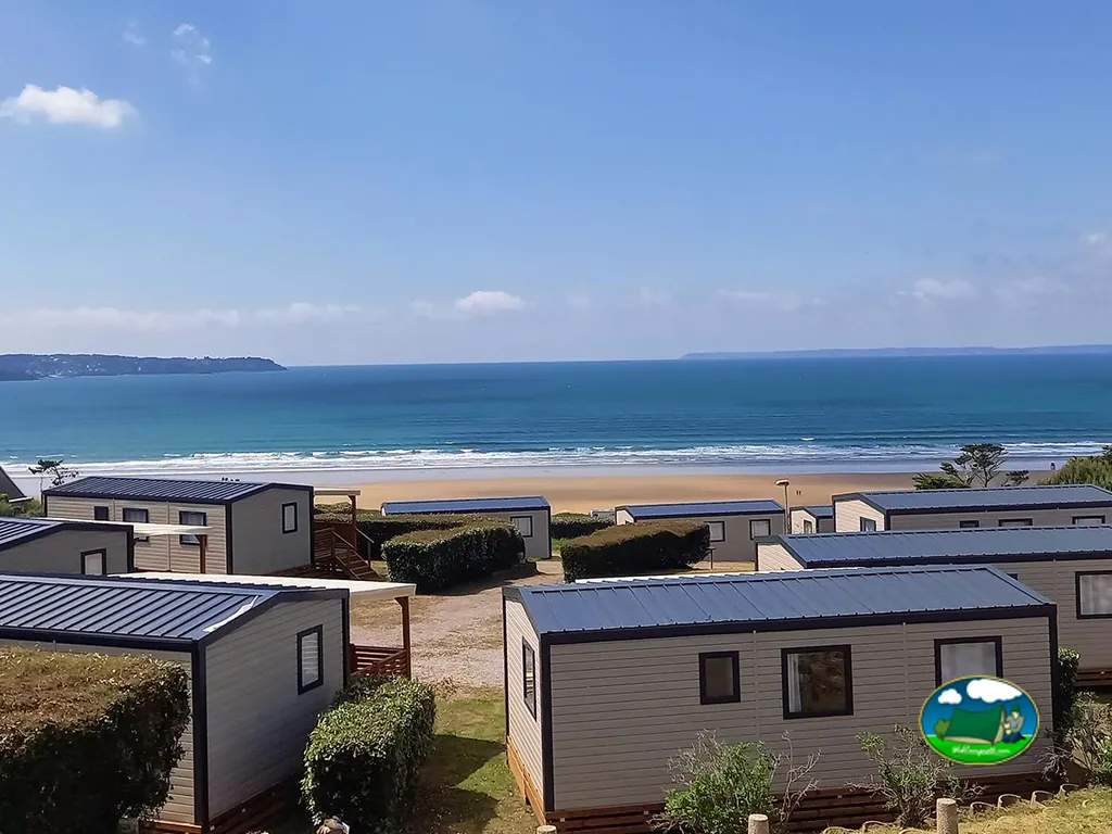 hileras de mobile homes con vistas al mar y la playa en Plonévez-Porzay