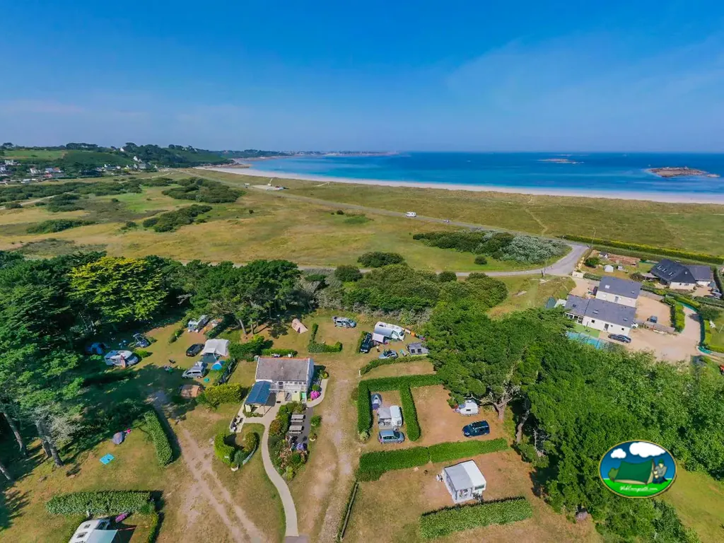 vista aérea de la parcela de acampada del camping junto a la playa y el mar en Plouguerneau