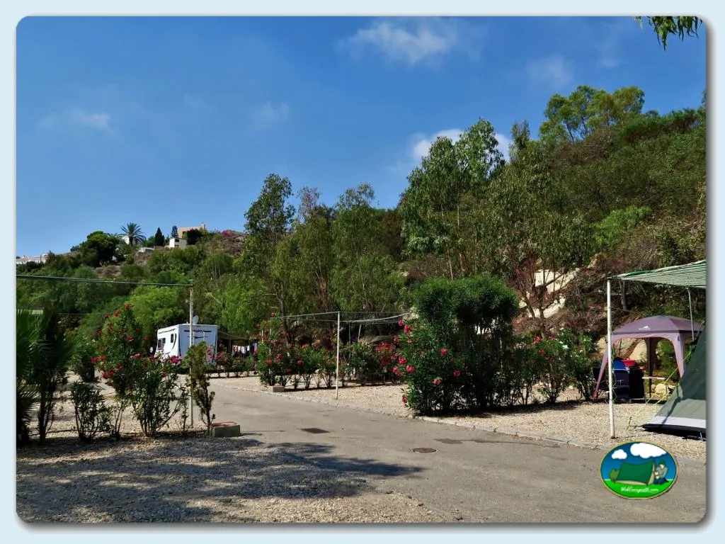 Parcela con mobil-home y vistas a la sierra del Camping Cueva Negra, Mojácar (Almería)