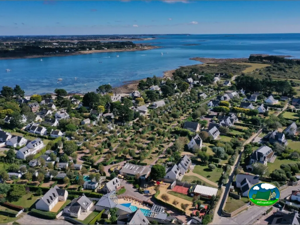 vista aérea del camping junto a la bahía con piscina y parque infantil en La Trinité-sur-Mer