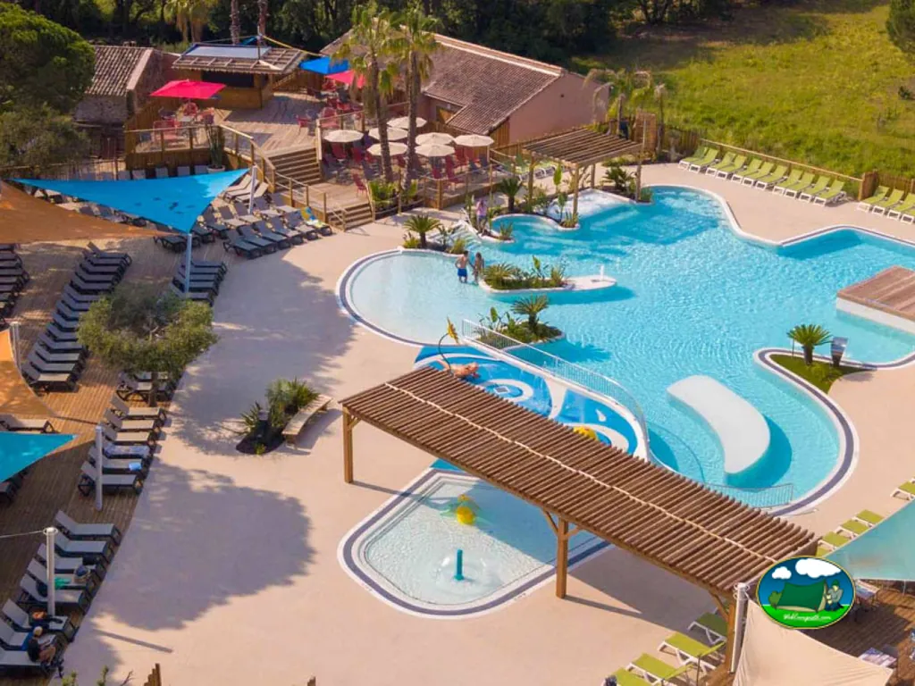 complejo de piscinas con tumbonas, pérgolas y toboganes del camping