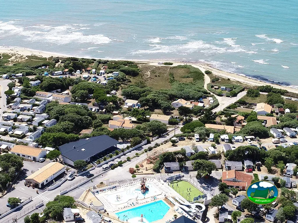 vista aérea del camping con piscina, pista deportiva y acceso a la playa en Saint-Jean-de-Monts
