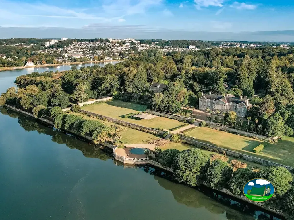 vista aérea del castillo y los jardines del dominio junto al río en Quimper