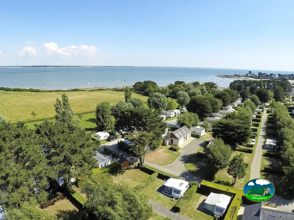 vista aérea del camping con parcelas y caravanas junto a la bahía en Damgan