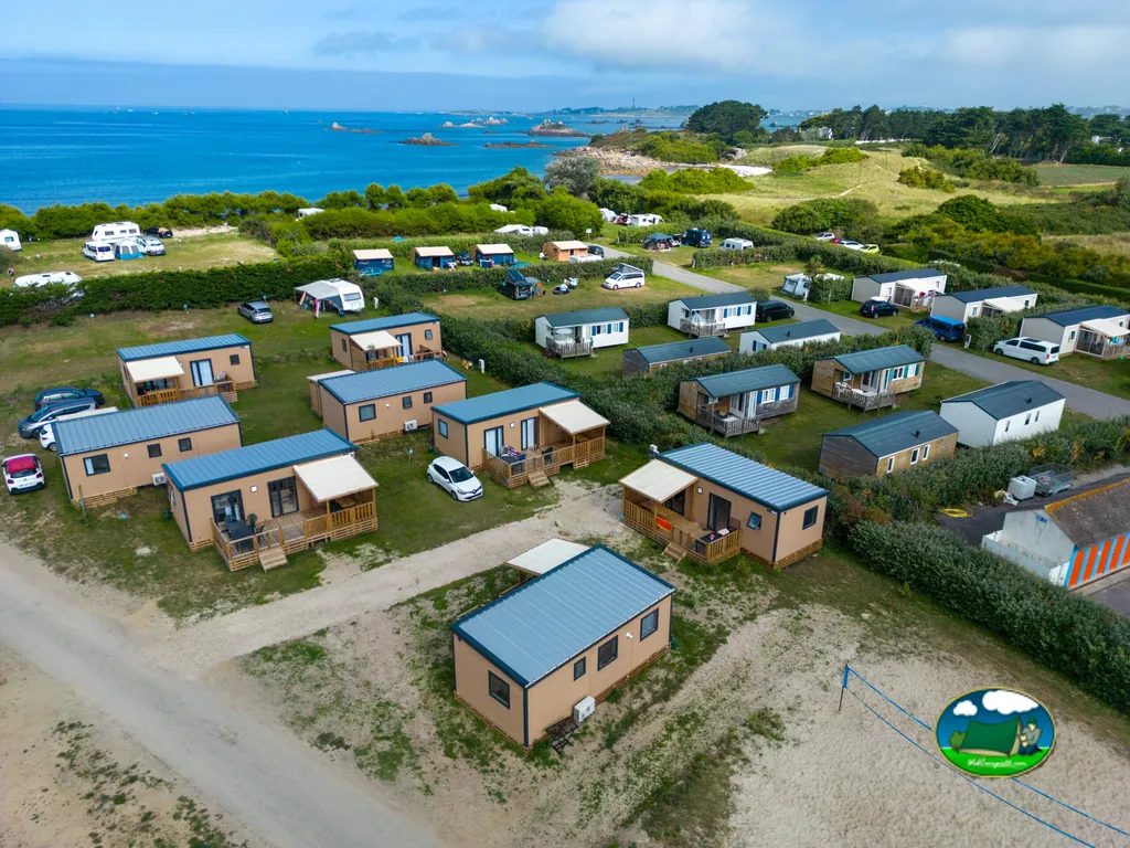 vista aérea de los mobil-homes del camping junto al mar en ROSCOFF