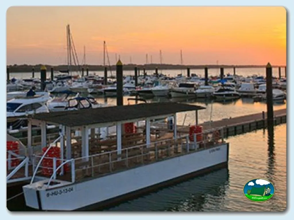 Junto al mar, puerto deportivo al atardecer del Camping Giralda, Isla Cristina (Huelva)
