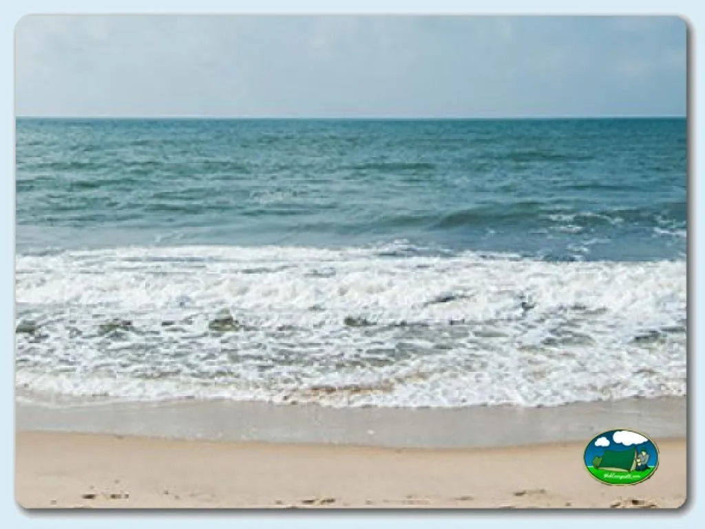 Playa junto al mar con olas y arena del Camping Giralda, Isla Cristina (Huelva)
