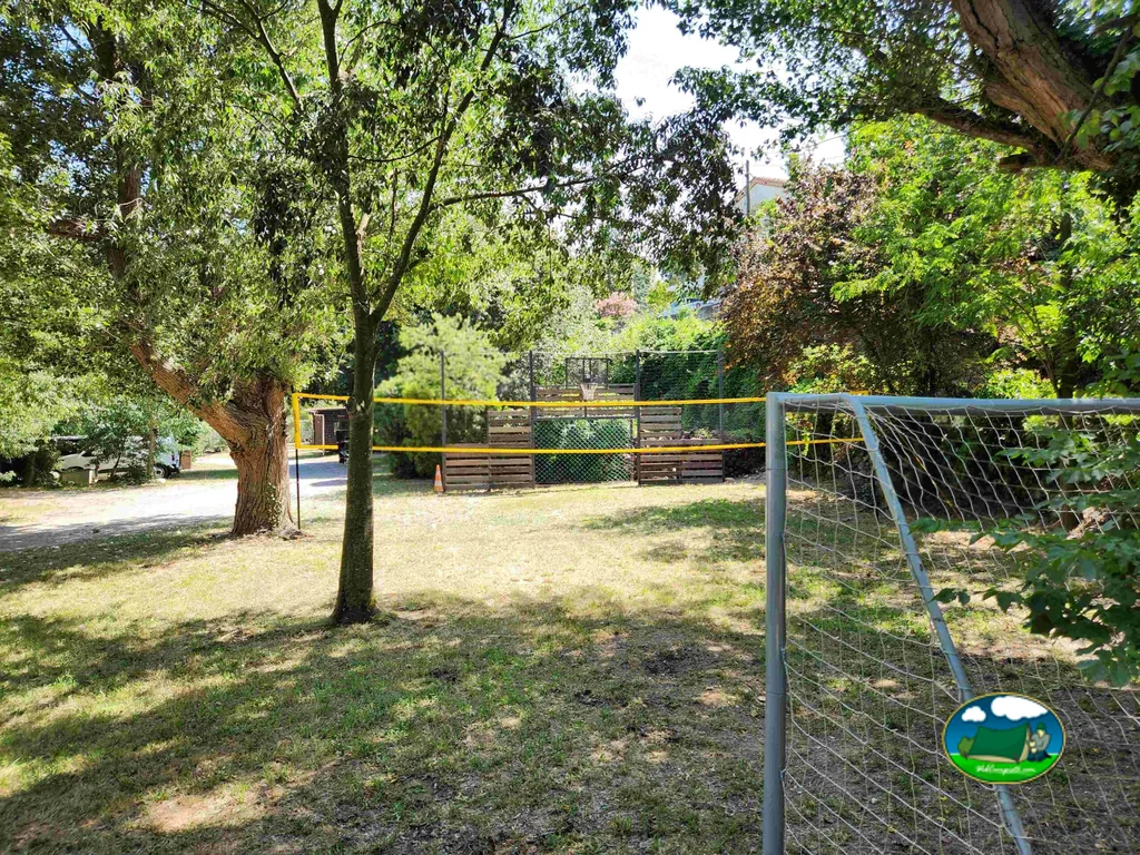 pista polideportiva con portería y red de vóley en el camping