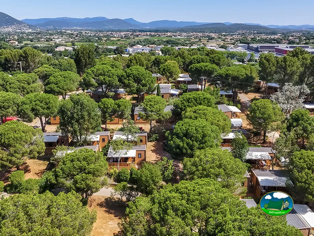 vista aérea de los mobil-homes del camping rodeados de pinos