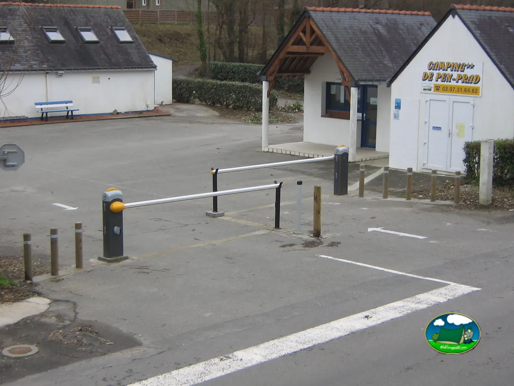 barrera de entrada y caseta con el cartel del Camping de Pen-Prad en Sauzon