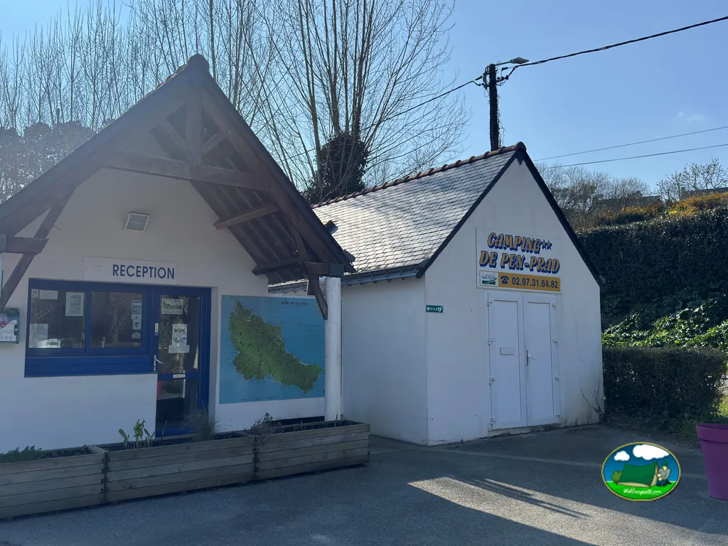 edificio de recepción con mapa de la isla junto al cartel del camping en Sauzon