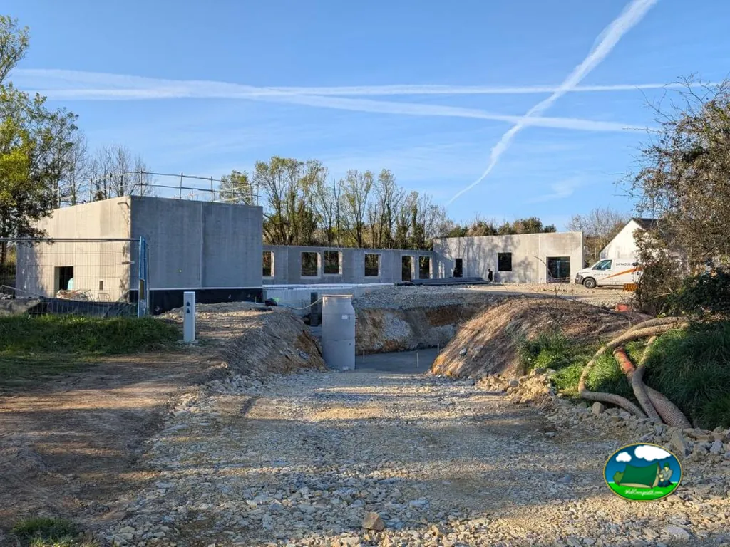 obra de construcción de un nuevo edificio en el camping en Pénestin