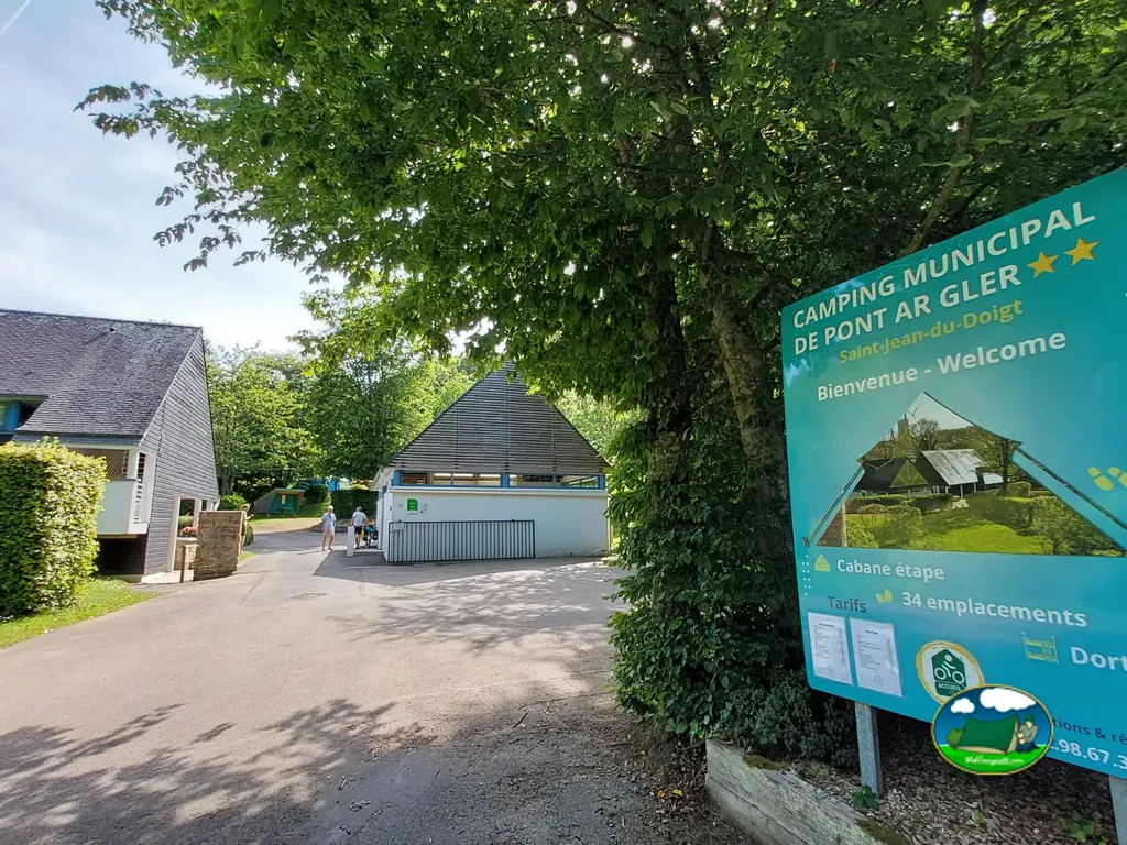 cartel de bienvenida del Camping Municipal de Pont ar Gler junto a la entrada arbolada