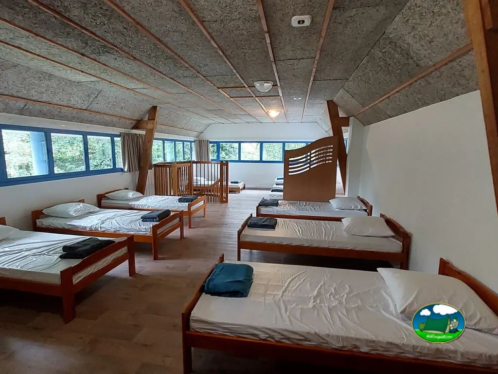 dormitorio compartido tipo cabaña etapa con literas individuales