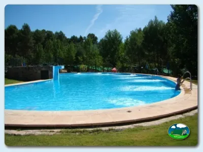 Piscina con vistas a la montaña y zonas arboladas del Camping Montillana, Hornos de Segura (Jaén)