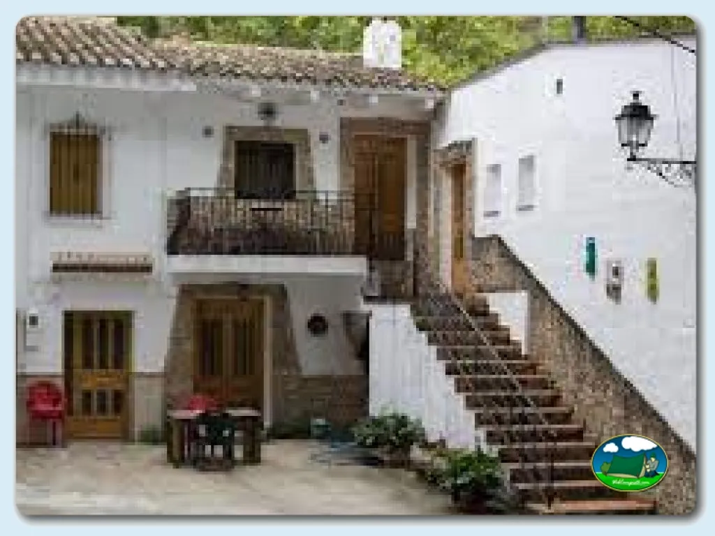 Cabaña blanca con terraza y escaleras de piedra del Camping El Cortijillo, Castril (Granada)