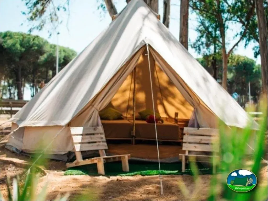 Glamping tipi con cama doble en zona arbolada del Camping Playa Taray, La Redondela (Huelva)