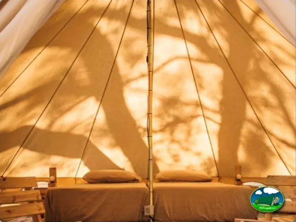 Glamping tipi interior con camas y luz natural del Camping Playa Taray, La Redondela (Huelva)