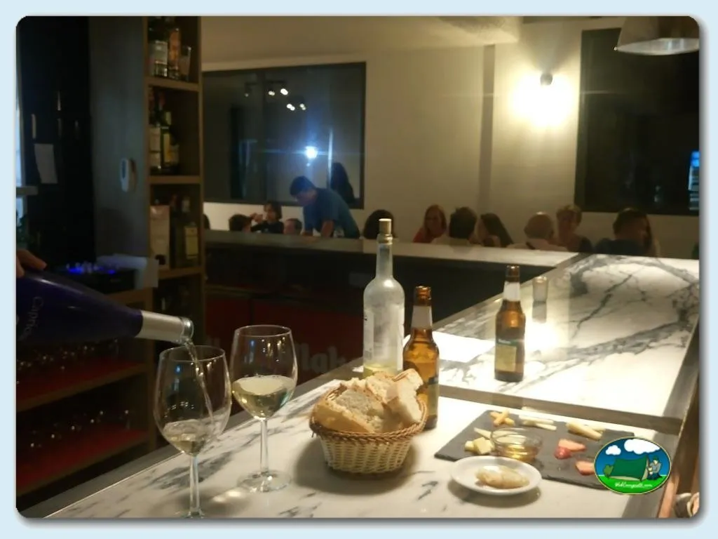 Restaurante con barra de mármol y servicio de vinos del Camping Rio Tus, Yeste (Albacete)