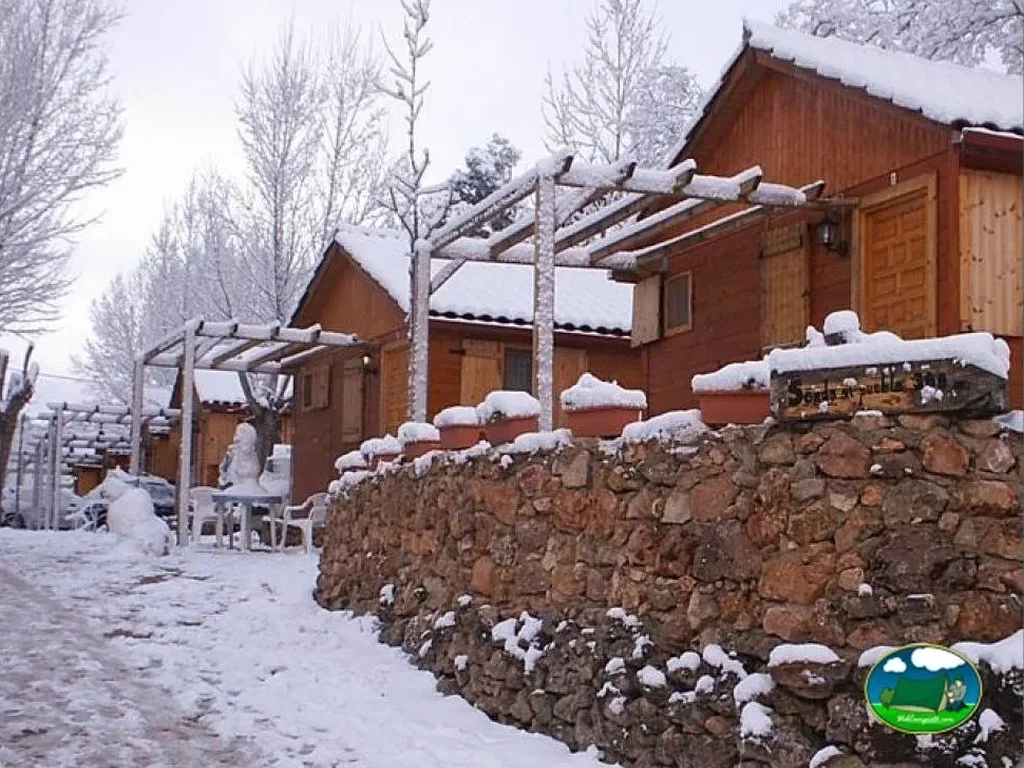 Cabaña de madera invierno con vistas a montaña del Camping Sierra de Peñascosa, Peñascosa (Albacete)