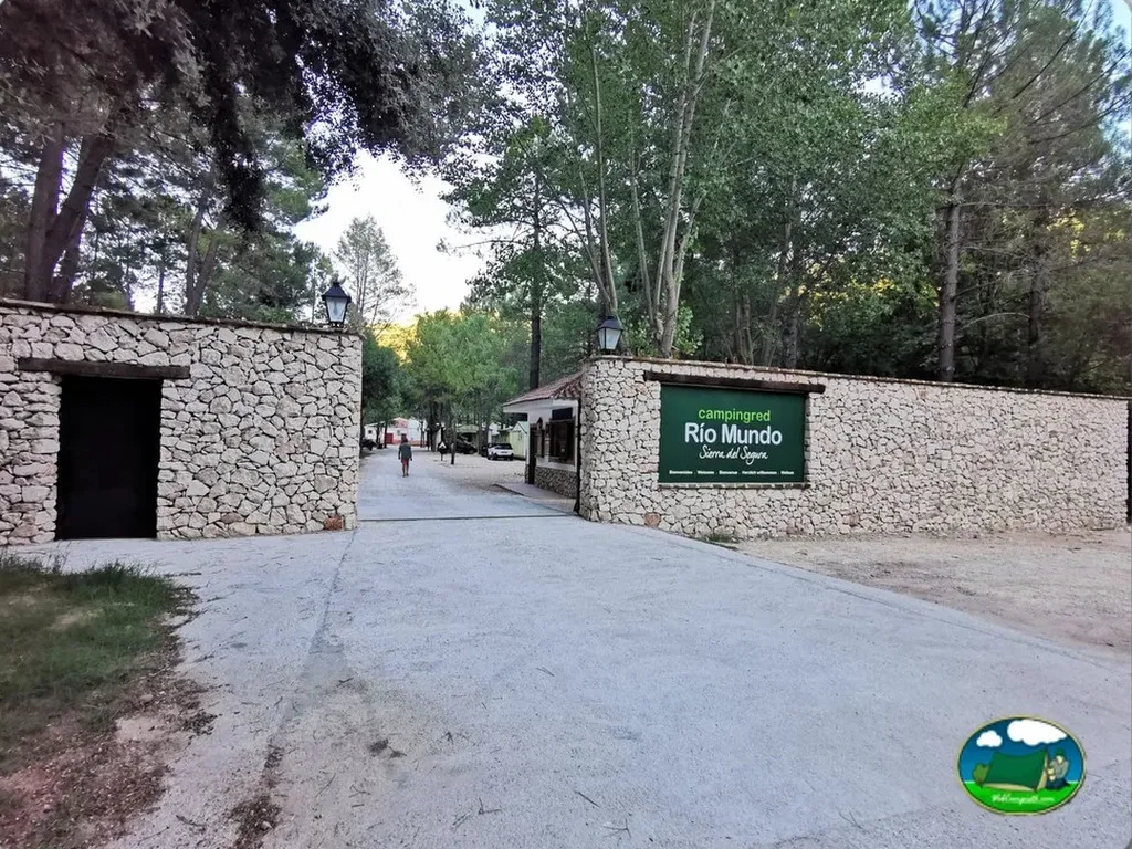 Camping Rio Mundo en Mesones