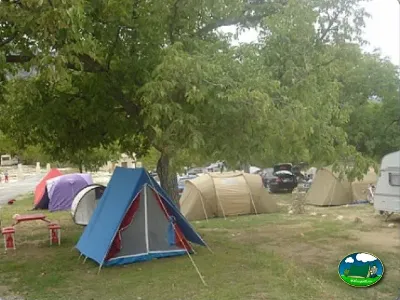 Parcela con tiendas de acampada bajo árboles del Camping Las Nogueras de Nerpio, Nerpio (Albacete)