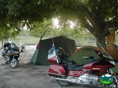 Parcela con tiendas de acampada bajo árboles del Camping Las Nogueras de Nerpio, Nerpio (Albacete)