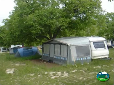Mobil-home con toldo en parcela arbolada del Camping Las Nogueras de Nerpio, Nerpio (Albacete)