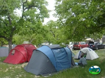 Parcela con tiendas de acampada del Camping Las Nogueras de Nerpio, Nerpio (Albacete)