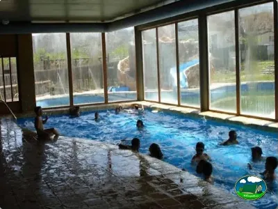 Piscina cubierta con vistas a montaña del Camping Las Nogueras de Nerpio, Nerpio (Albacete)