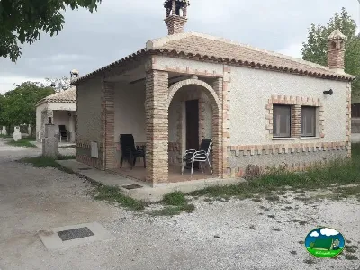 Bungalow de ladrillo con porche y chimenea del Camping Las Nogueras de Nerpio, Nerpio (Albacete)