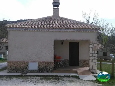 Cabaña con tejado de barro y chimenea del Camping Las Nogueras de Nerpio, Nerpio (Albacete)