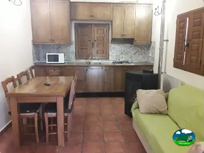 Mobil-home interior con cocina y sala de estar del Camping Las Nogueras de Nerpio, Nerpio (Albacete)