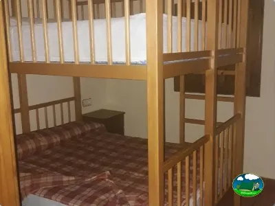 Bungalow interior con literas de madera del Camping Las Nogueras de Nerpio, Nerpio (Albacete)