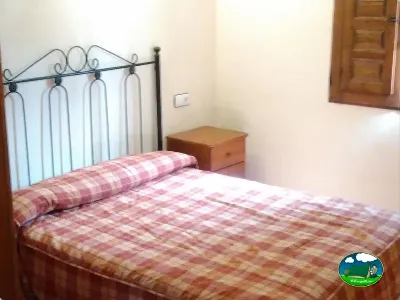 Bungalow dormitorio con cama de matrimonio del Camping Las Nogueras de Nerpio, Nerpio (Albacete)