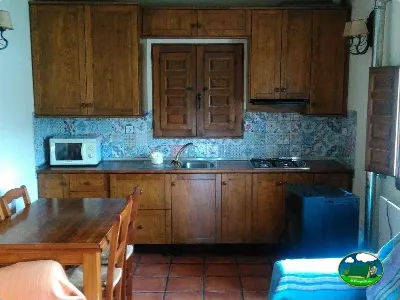 Cocina con muebles de madera y azulejos decorativos del Camping Las Nogueras de Nerpio, Nerpio (Albacete)