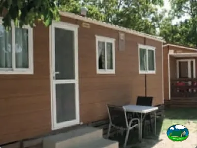 Mobil-home con terraza y zona de estar del Camping Las Nogueras de Nerpio, Nerpio (Albacete)